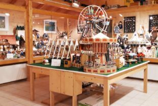 2022-4-14-NO-Touristen-Information-Puppenmuseum-Der elektrifizierte Jahrmarkt