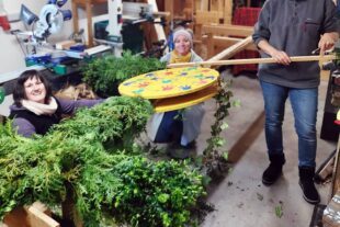 2022-4-14-OH-Kinderhaus Sonnenblume- Palmenschmücken-Binden der Palmen