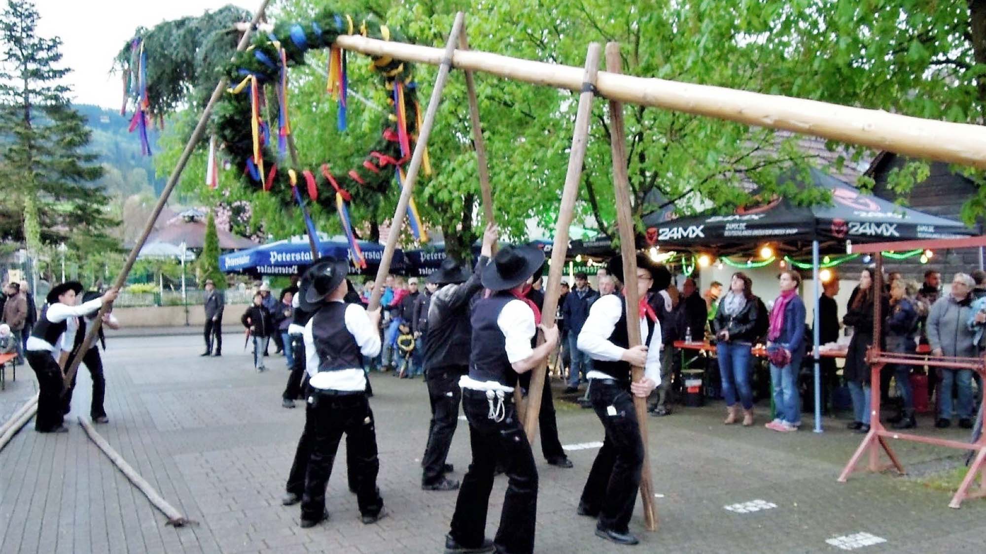 2022-4-29-ZE-UH-hpw-Rathausplatz-ARBEITSZIMMER - Maibaum 2016 (50)