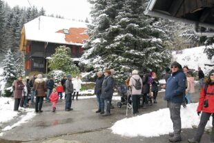 2022-4-8-ZE-UE-fh-Wandergruppe UE-Rast beim Furtwängler Hof_Hofstetten