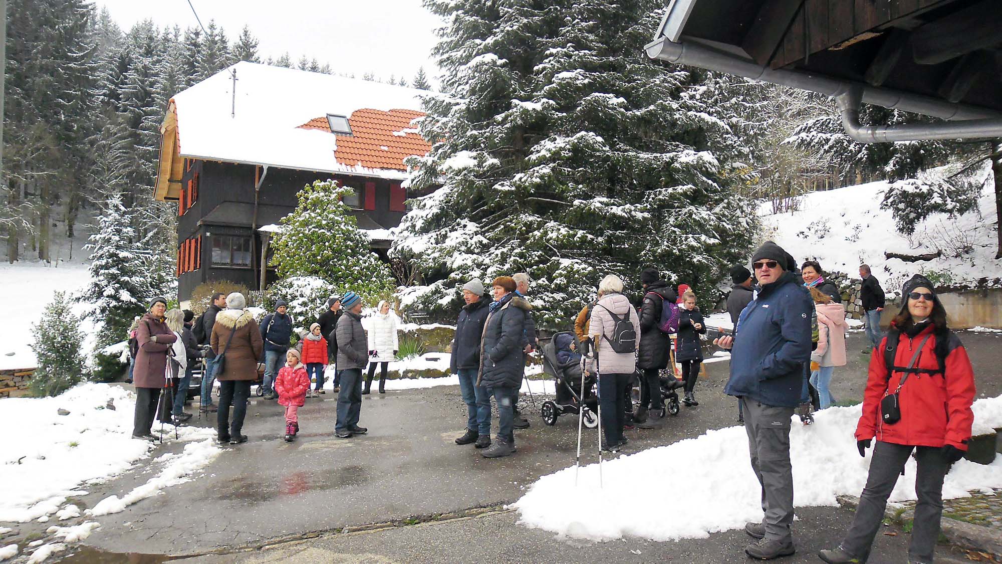 2022-4-8-ZE-UE-fh-Wandergruppe UE-Rast beim Furtwängler Hof_Hofstetten