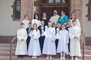 Sieben Kinder empfingen zum ersten Mal die Heilige Kommunion