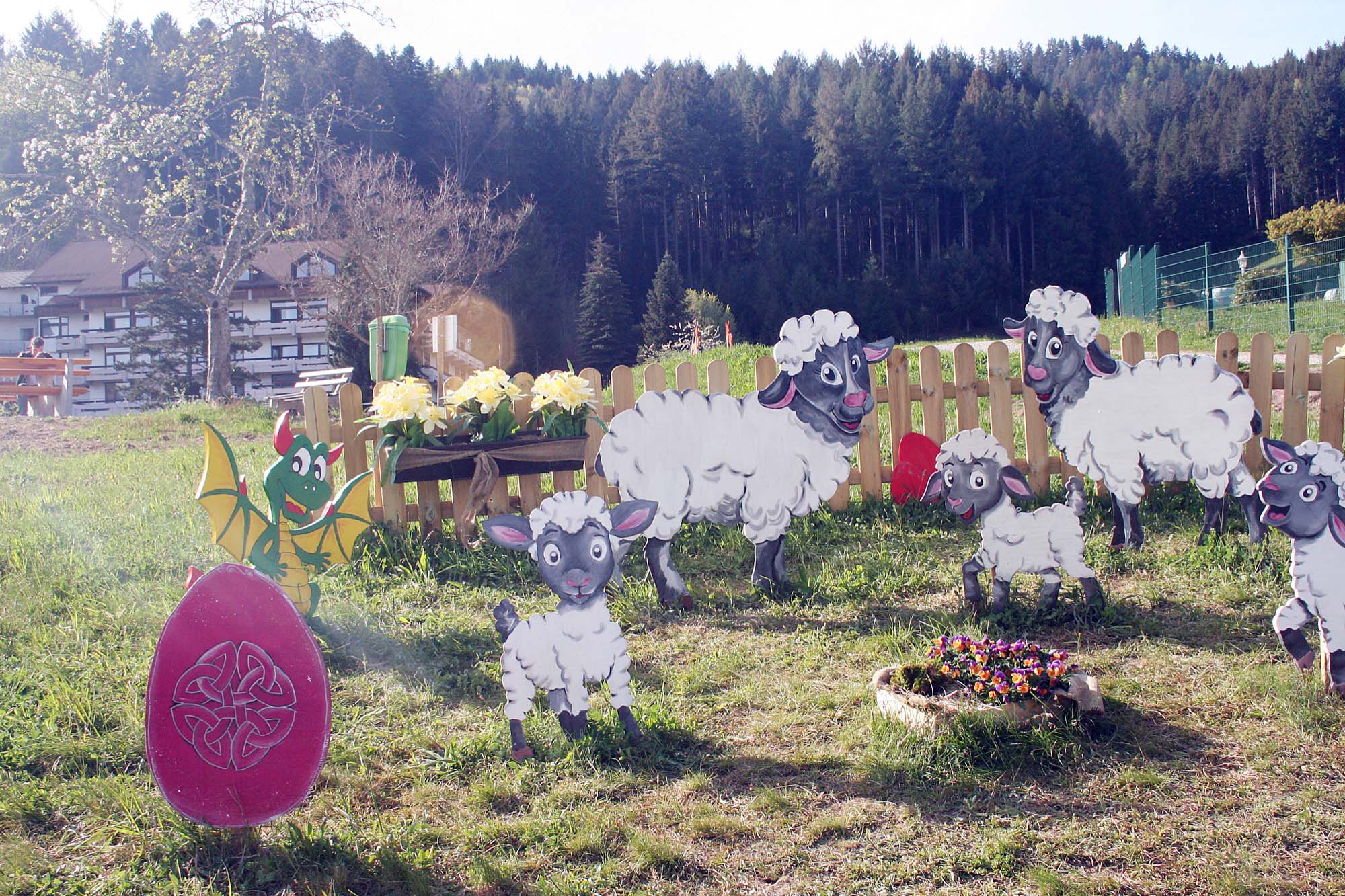 2022-5-13-NO-bia- Nordi Osterweg-und-Pink-Ei-und-Schafe