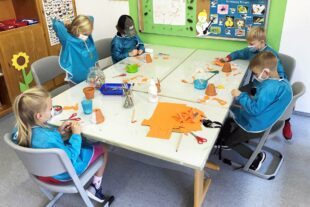 2022-5-13-OH-Schulkindbetreuung- Basteltisch