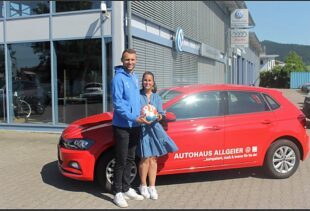 Für Vollgas-Fußball: Autohaus Allgeier spendet FVU-Spielball