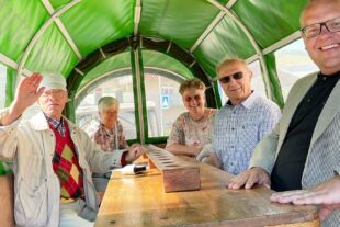 2022-5-30-NO-Tourist-Info-Gästeehrung Fam. Borchert-Borchert Planwagen hoch