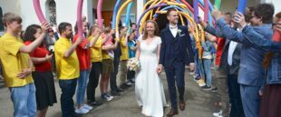 Großes Hochzeitsspalier für Karolin Riehle und Jonas Breig nach der kirchlichen Trauung