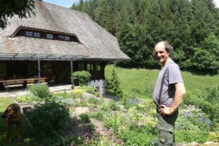 2022-6-14-NO-bia-Holzhackhof-und-Clemens Oberle im Garten