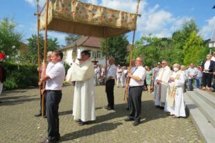 Fronleichnam mit festlicher Prozession  und Aufmarsch der Traditionsvereine