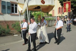 2022-6-22-BI-PB-Thomas Leopold-Fronleichnam-4. Bruder Berthold mit dem Allerheiligsten