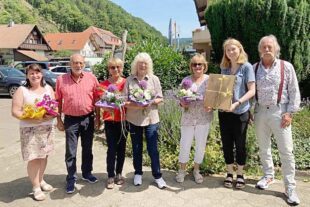 2022-6-22-OH-Tourist-Info- Barbara Schwarz überreicht langjährigen Gästen Blumen für Treue
