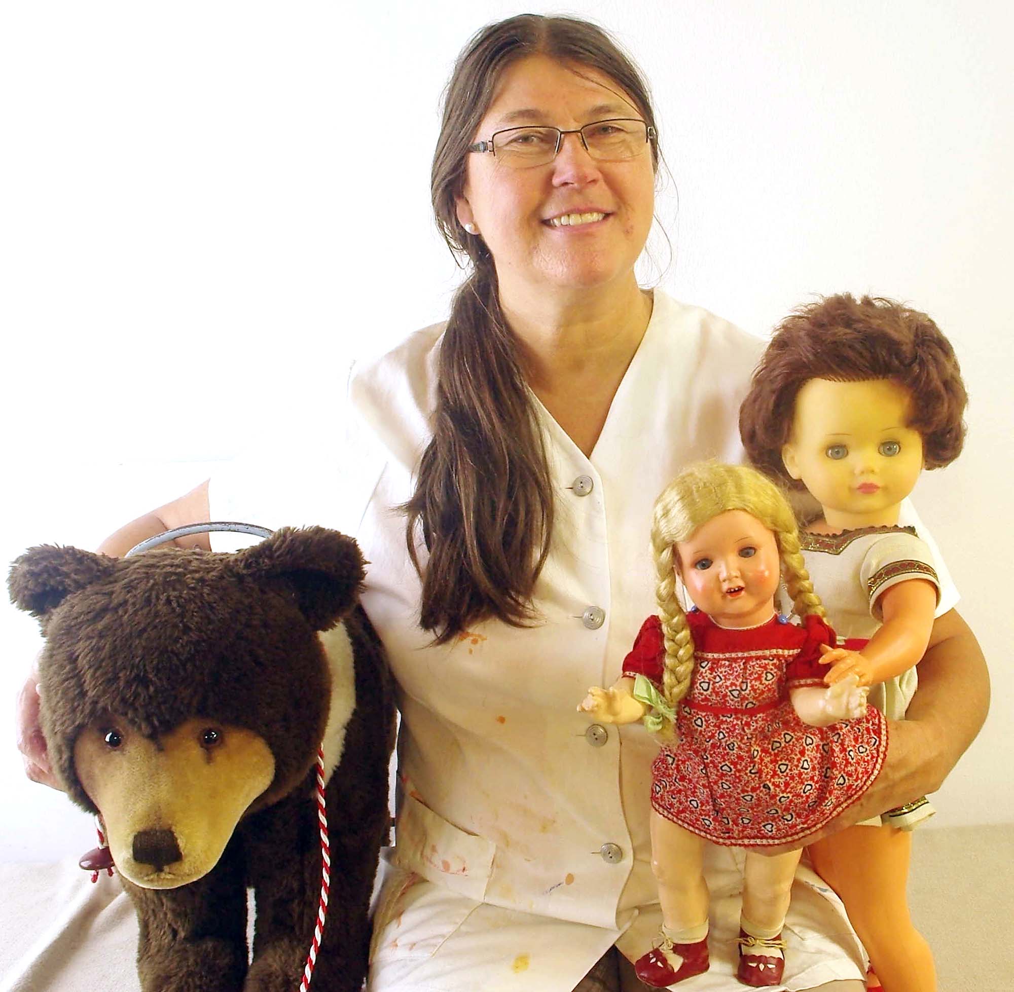 2022-6-24-NO-Touristen-Info-Puppenmuseum-Puppendoktorin mit Patienten