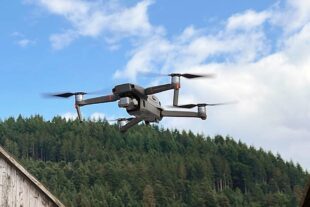2022-6-24-ZE-Unternehmen-Sparkasse-Kitzrettung-Die neue Drohne spürt die Rehkitze im hohen Gras auf, damit die Landwirte und Jäger sie in Sicherheit bringen können (1)