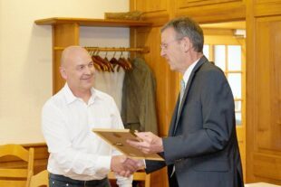 2022-6-29-BI-Gerhard Große-MGV-Liederkranz-Ehrung Frank Büdel für 40 Jahre Mitgliedschaft im Chor