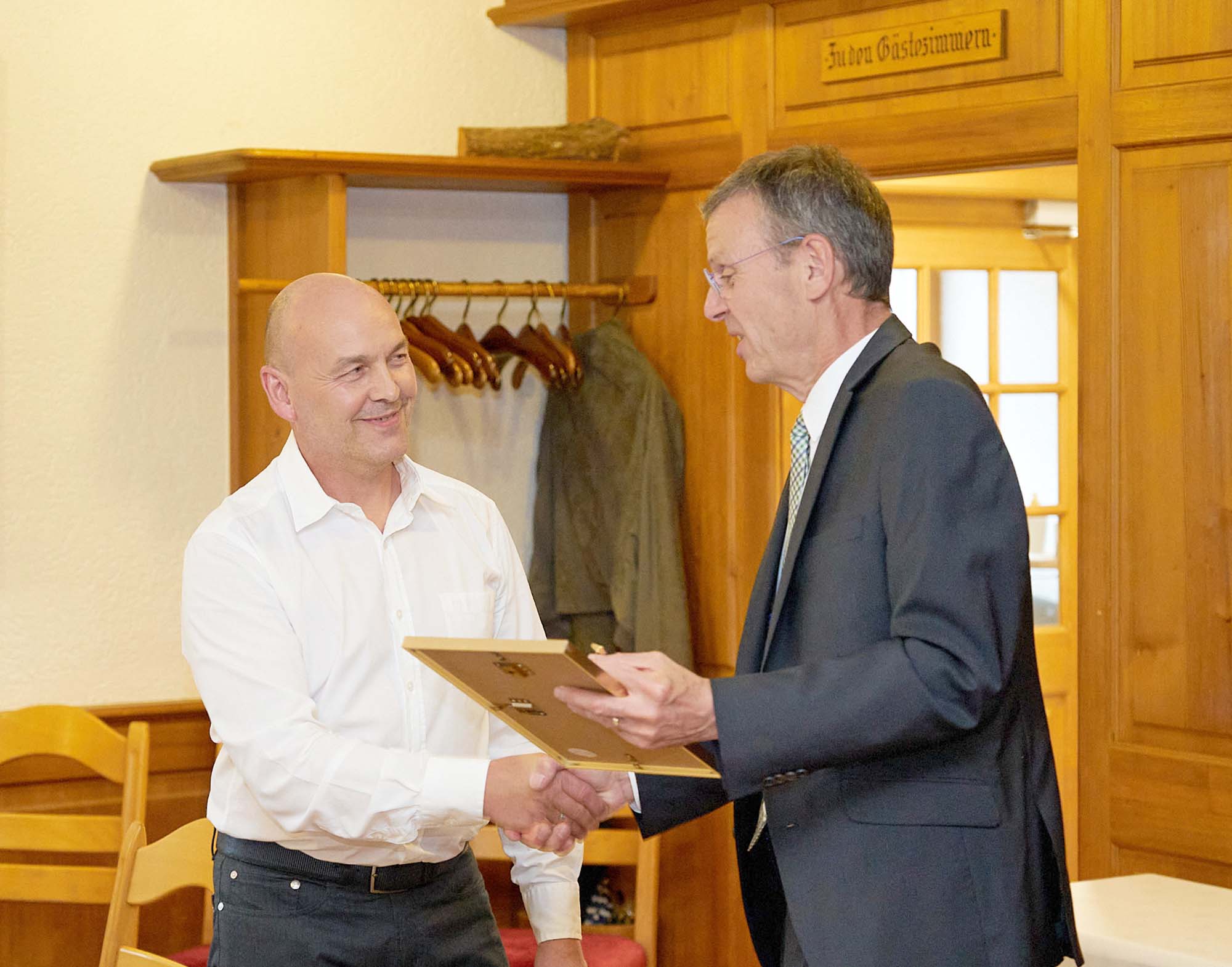 2022-6-29-BI-Gerhard Große-MGV-Liederkranz-Ehrung Frank Büdel für 40 Jahre Mitgliedschaft im Chor