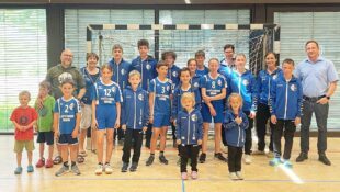 Handball-Jugend bekommt  einheitliche Trainingsanzüge
