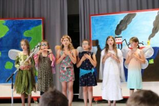 Kleine Klimahelden feiern Schulfest mit Umwelt-Musical