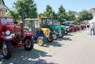 2022-7-13-BI-Gerhard Grossse- Unimog Treffen Schlepper in Reih und Glied
