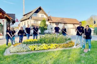 2022-7-13-ZE-UH-Anja Sucharski-Hexenzunft UH-Platz und Figur-IMG_1223