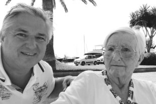 2022-7-15-NO-Gaby Spitzueller -privat-mit Sohn Heinz in _Mallorca_grau