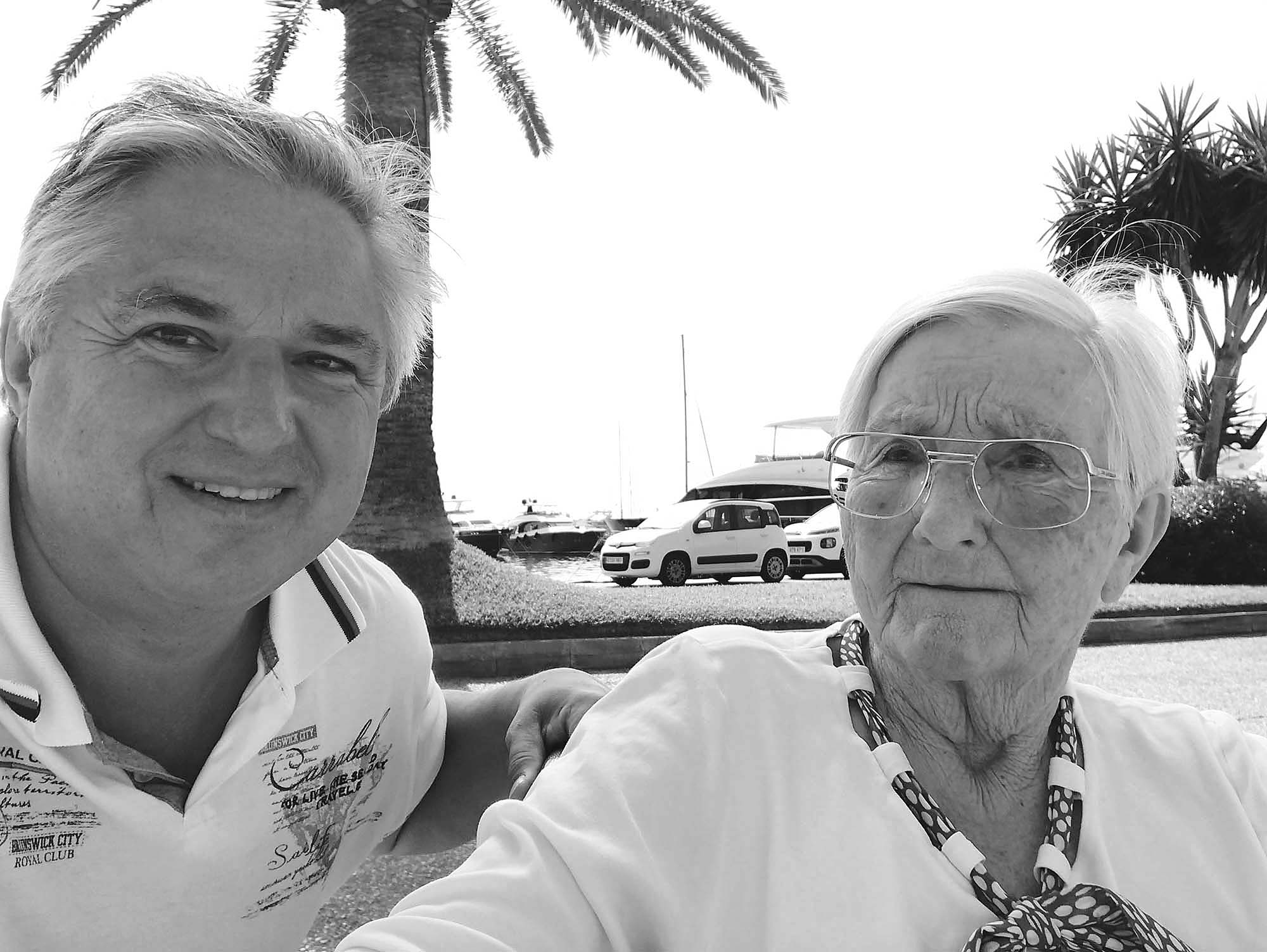 2022-7-15-NO-Gaby Spitzueller -privat-mit Sohn Heinz in _Mallorca_grau