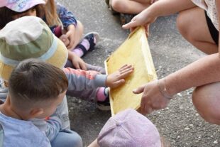 2022-7-18-NO-Kita St. Ulrich-Kiga-Kinder besuchen Imkerin- Bienen-DSC0233