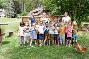 2022-7-18-NO-Kita St. Ulrich-Kiga-Kinder besuchen Imkerin- Bienen-DSC0416