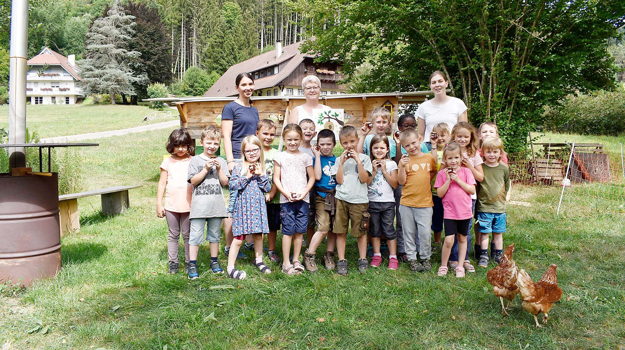 2022-7-18-NO-Kita St. Ulrich-Kiga-Kinder besuchen Imkerin- Bienen-DSC0416