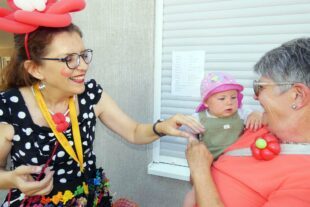 2022-7-29-BI-bia-Hilfe von Haus zu Haus-und-Kunigundes Luftballonblume mit Oma und Baby