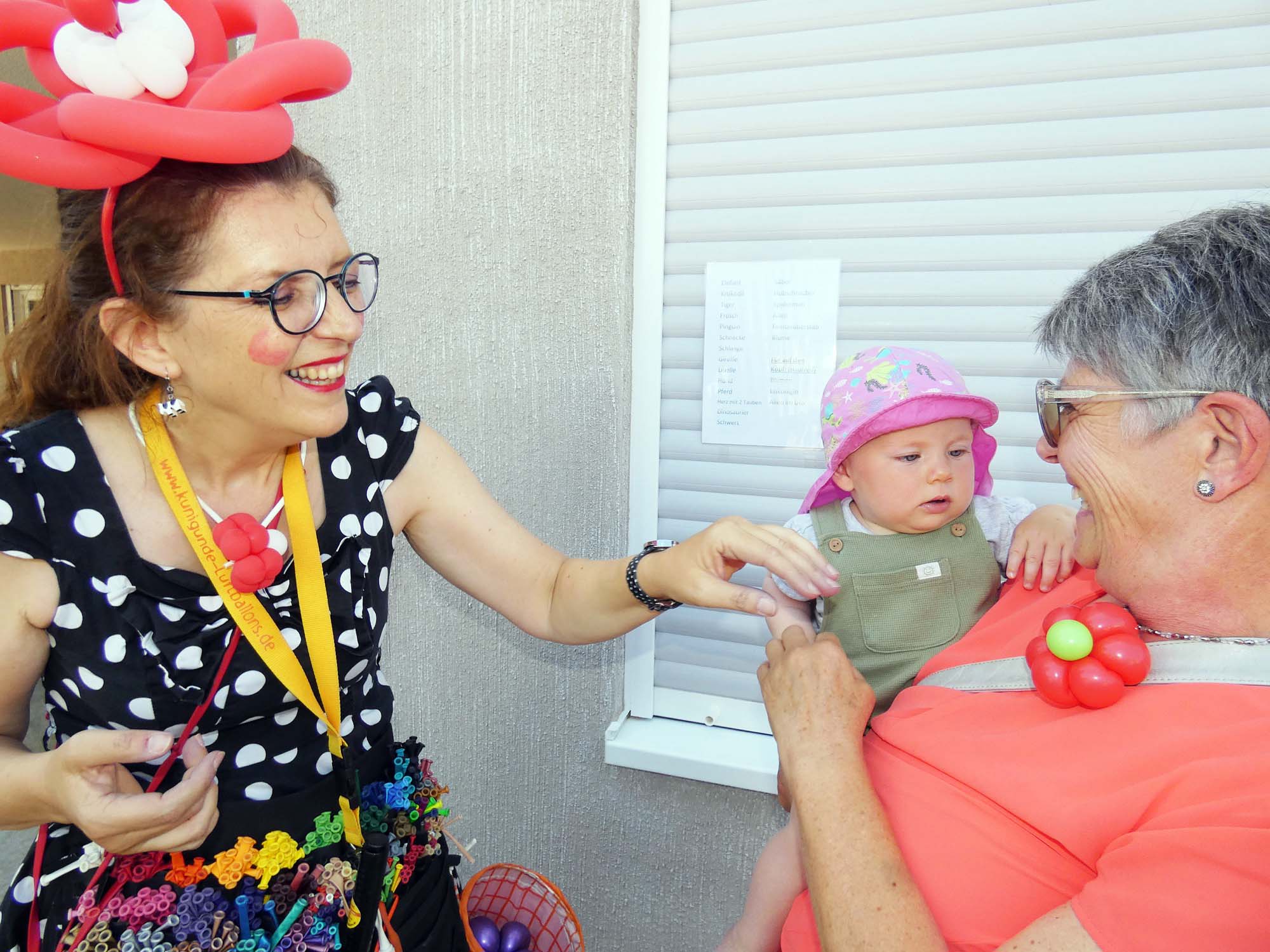 2022-7-29-BI-bia-Hilfe von Haus zu Haus-und-Kunigundes Luftballonblume mit Oma und Baby