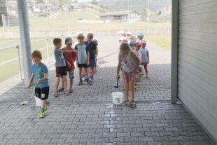 2022-8-1-OH-Kathrin Lehmann- DJK Sommerabschluss Kinderturnen Hochkonzentriertund möglichst schnell das Wasser in den anderen Eimer transportieren