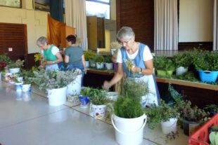 2022-8-15-NO-ak-Trachtengruppe-Kräuterbüschel-P1020530