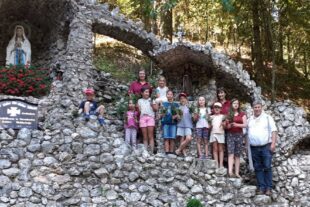 2022-8-15-OH-privat-DJK-Kräuterbüschel-Gruppenfoto