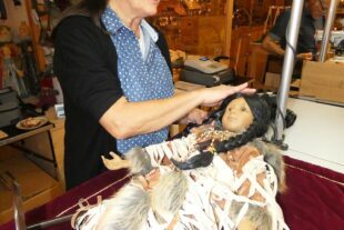 2022-8-22-NO-bia-Puppendoktor-und-Indianerpuppe