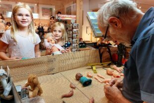 2022-8-22-NO-bia-Puppendoktor-und-Johanna und Alissa Puppendoktor Quelle_Gemeinde Nordrach