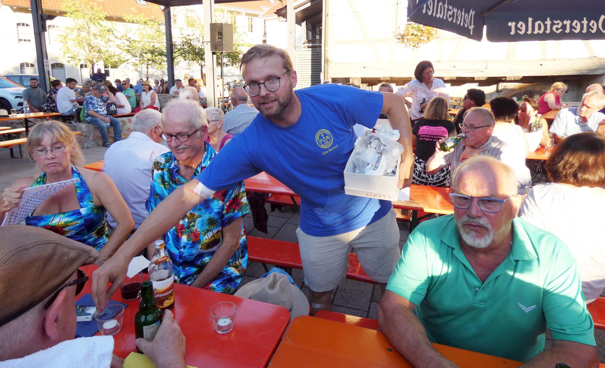 2022-8-5-BI-bia-Tavernenabend-und-SP Teelichter verteilen