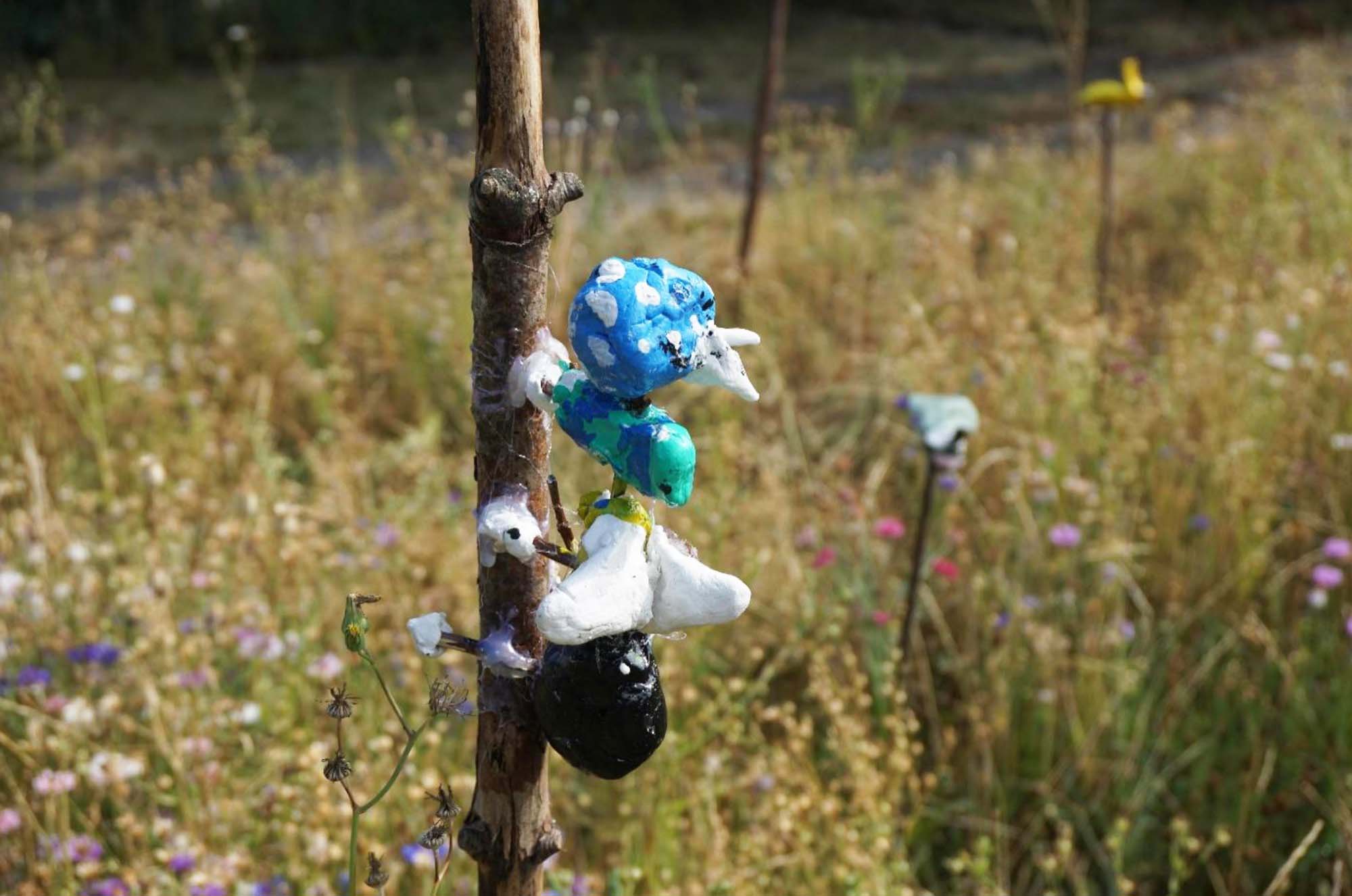2022-8-5-ZE-hpw-Zeller Werkrealschule zauberten eine Blumenwiese in den Friedhof-2