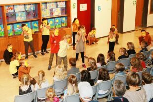 2022-9-21-OH-Anne-Kathrin Heizmann-Einschulung-Einschulfeier_OH_Klasse 3_2_Löwentanz