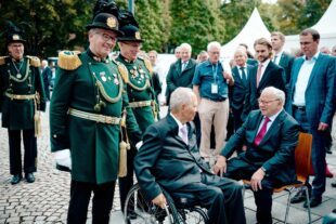Zeller Bürgerwehr salutiert beim 80. Geburtstag von Wolfgang Schäuble
