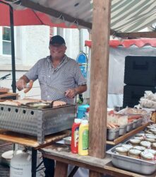 Berthold Damm serviert beim Städtlemarkt leckere Grillwürste