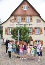 Ferienkinder drucken wie Gutenberg und basteln den Storchenturm