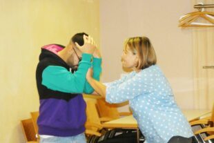 2022-10-10-ZE-bia-Stark-und-2 Hände über den Kopf