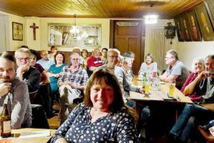 2022-10-12-NO-Touristen-Info-Mu_hlsteinabend-Interessierte Besucher