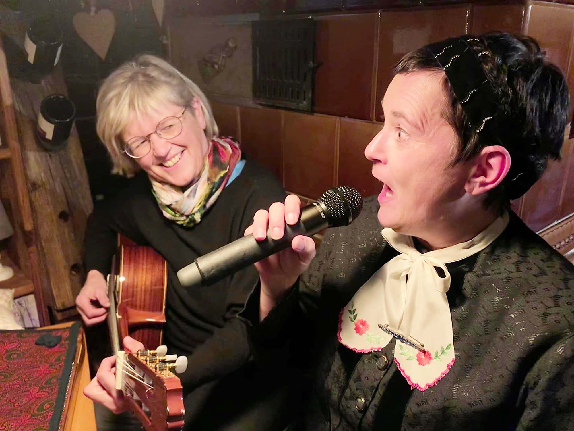 2022-10-12-NO-Touristen-Info-Mühlsteinabend-Duo Agnes Serrer & Michaela Neuberger