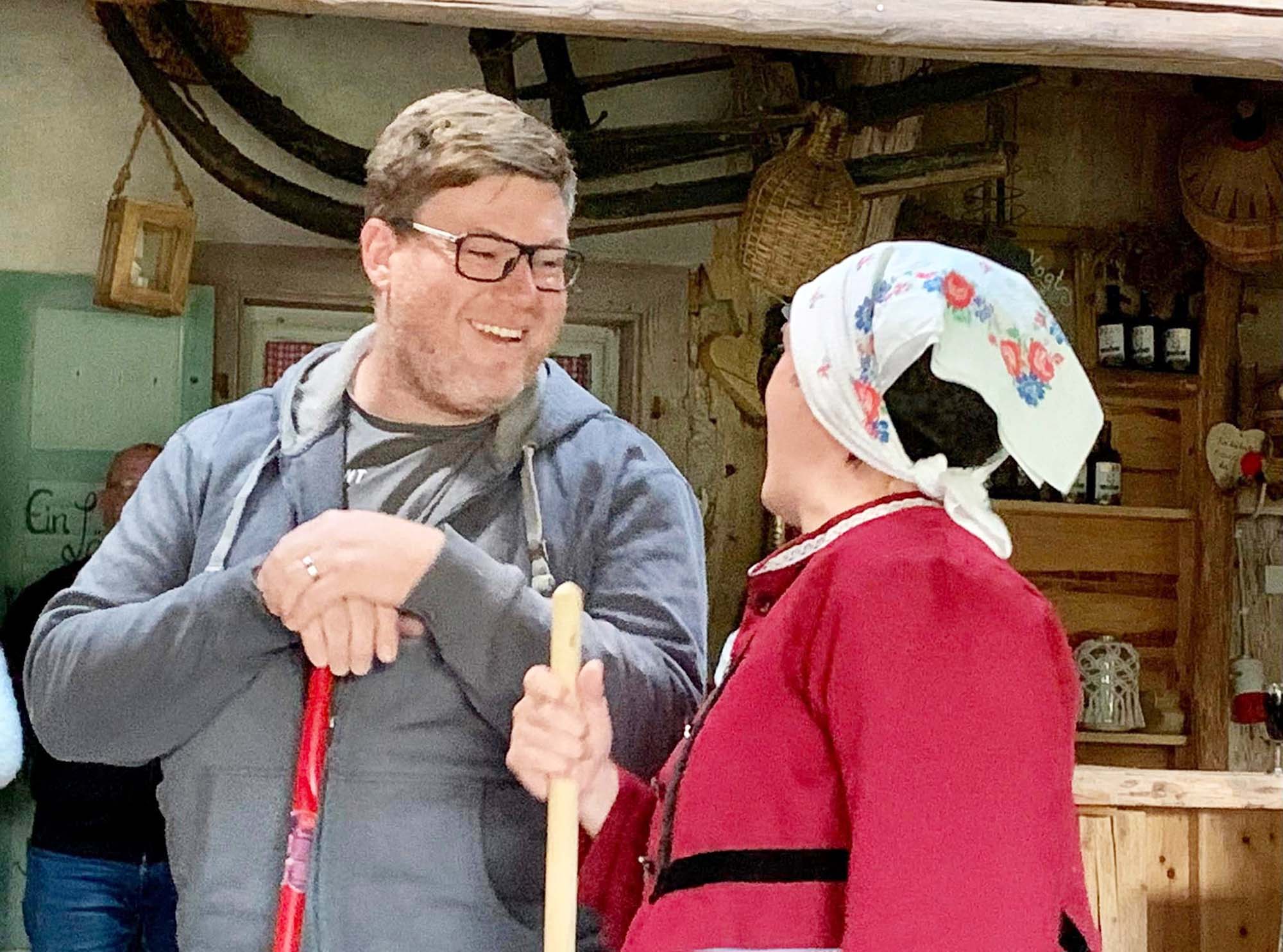 2022-10-12-NO-Touristen-Info-Mühlsteinabend-Freundliche Einweisung des Knechts