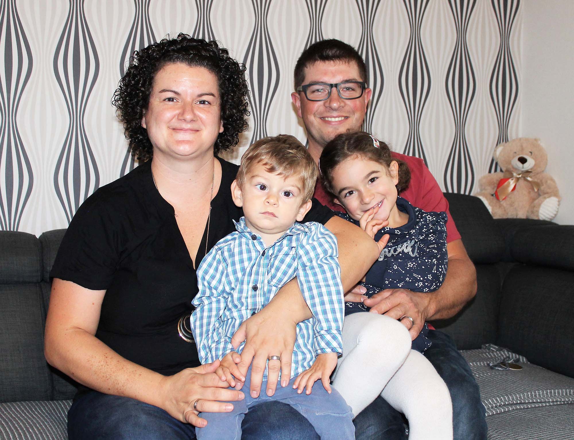 2022-10-19-HS-stö-Nadine und Robin Armbruster mit ihren Kindern Ben und Lilly