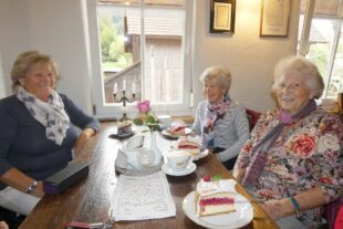 2022-10-19-NO-bia-Moospfaffkränzli-und-Kuchentafel