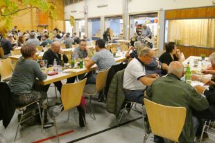 2022-10-31-BI-bia-Kleintierschau-+ SP Besucher an Tischen