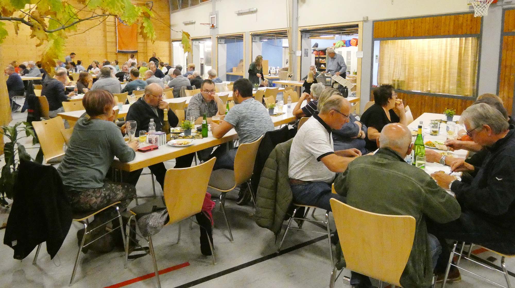 2022-10-31-BI-bia-Kleintierschau-+ SP Besucher an Tischen