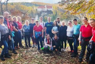 2022-10-31-OH-Stefan Neumaier-Trachtentanzgruppe-Gruppenbild mit Burg im Hintergrund